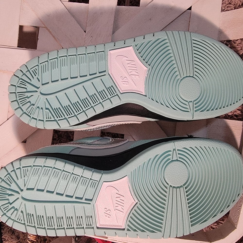 Nike Womens Sneakers in Mint and Silver - Picture 4 of 4
